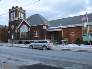 Una iglesia tipica en los EE.UU. ubicada en una ciudad cualquiera.